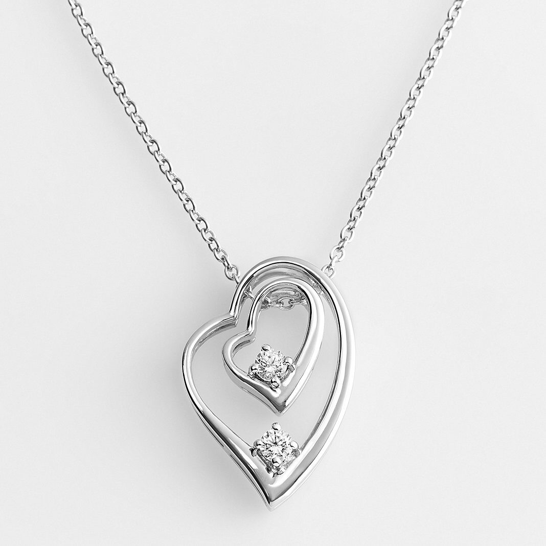 Collar con colgante de doble corazón