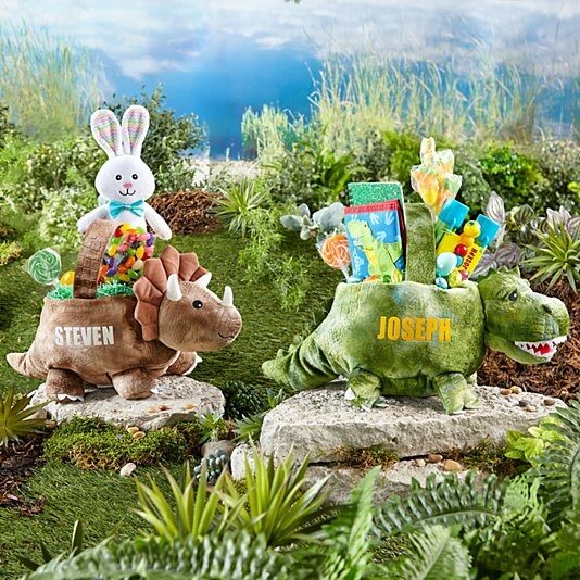 Canasta de Pascua de peluche de amigos prehistóricos