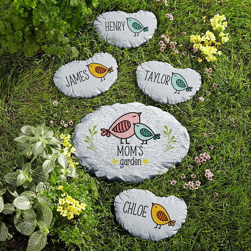 Piedra de jardín con forma de pajaritos de colores