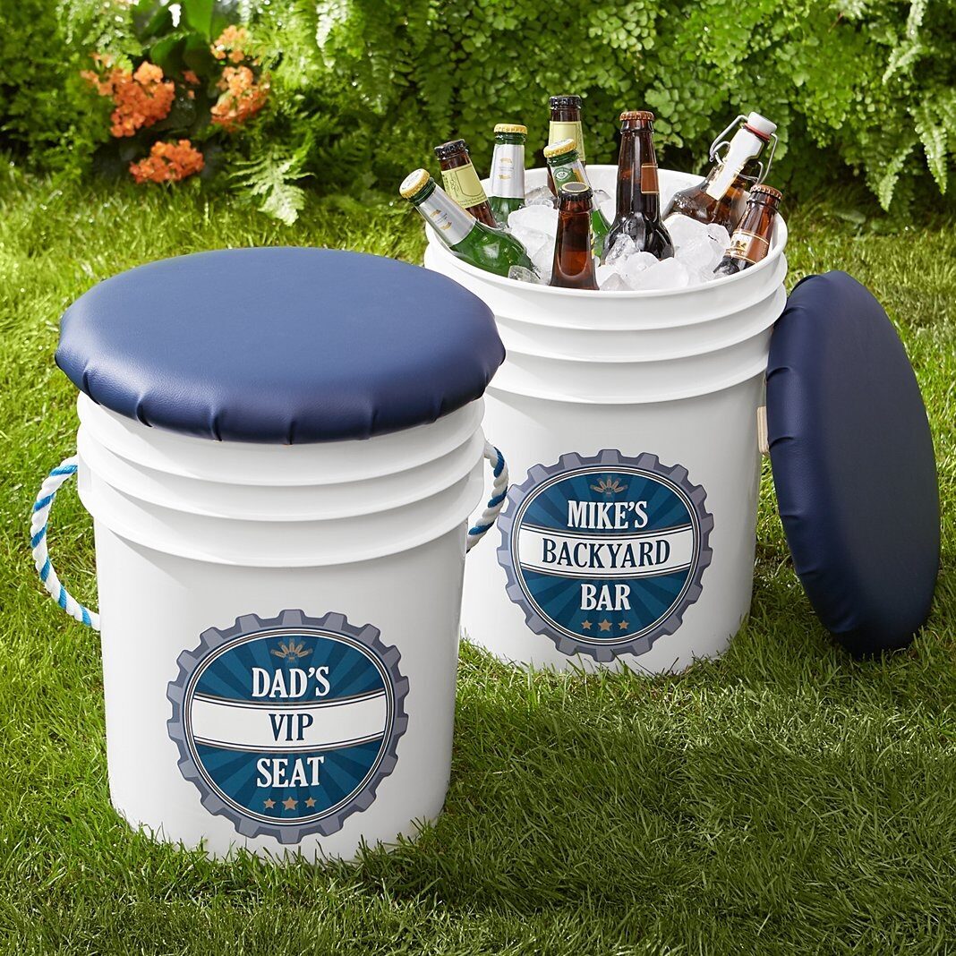 Siéntese y beba un cubo de bebidas