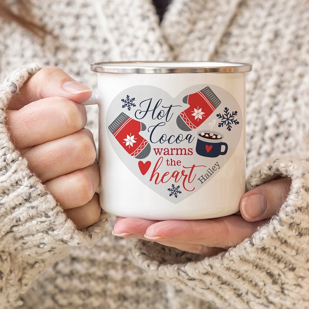 Taza de metal esmaltado con diseño de chocolate caliente que reconforta el corazón