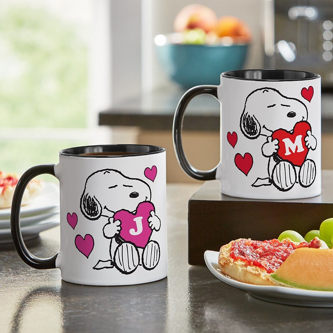 Taza con inicial de corazón de Snoopy de PEANUTS®