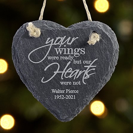Ornamento de pizarra en forma de corazón con alas conmemorativas