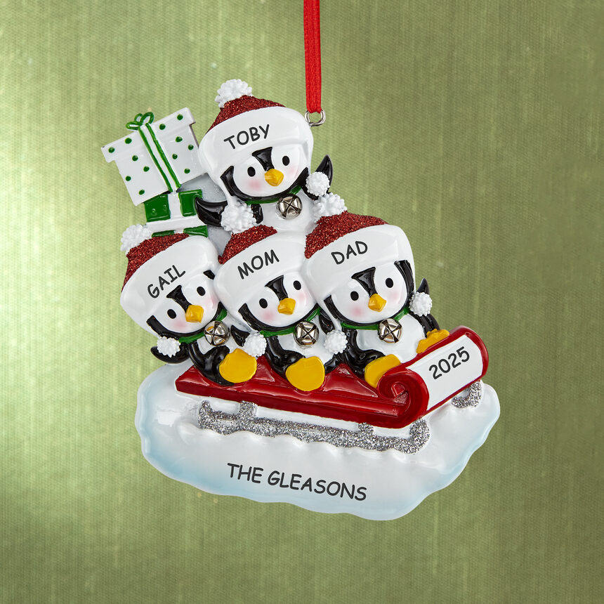 Adorno de familia de pingüinos en trineo