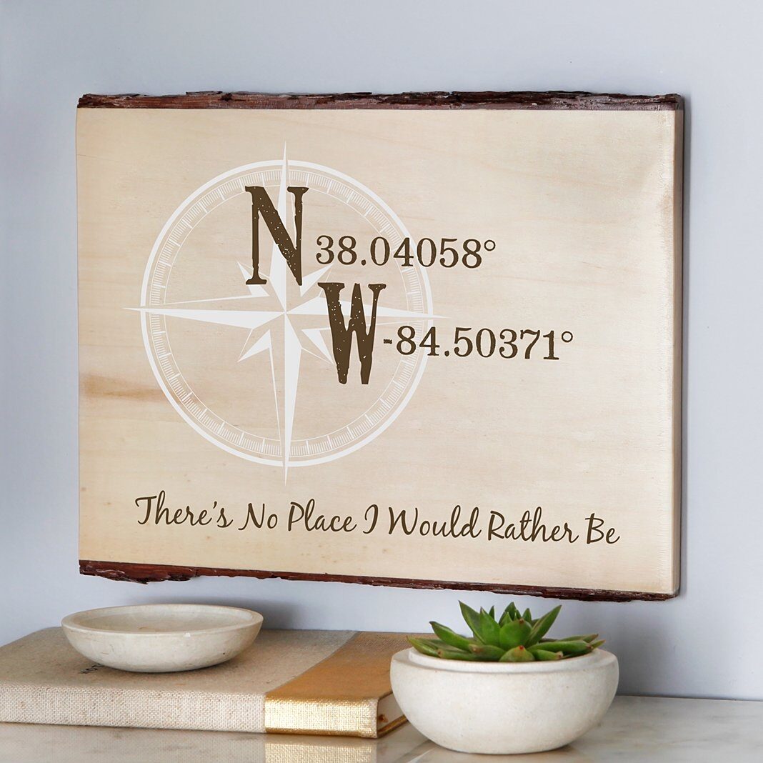 Letrero rústico de madera con coordenadas "No Place I Would Rather Be"