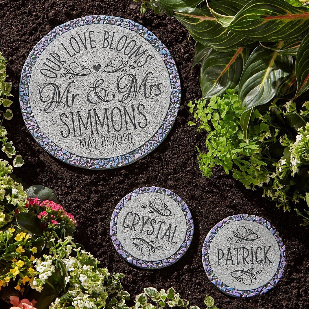 Nuestro amor florece en piedra de jardín