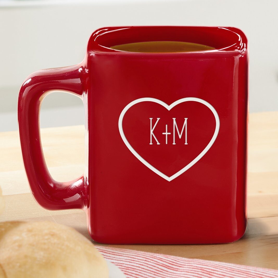 Taza cuadrada roja con mensaje en forma de corazón