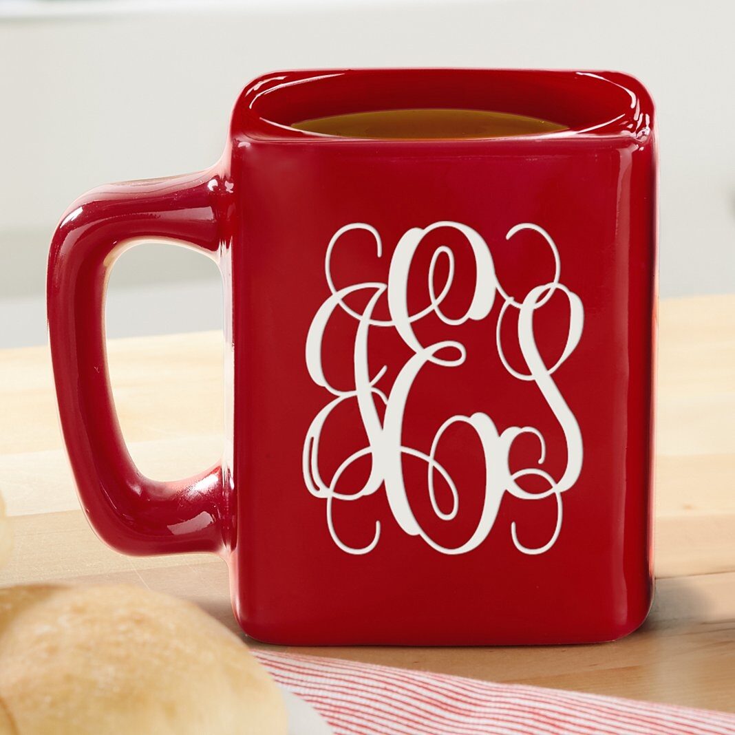 Taza cuadrada roja con monograma en cursiva