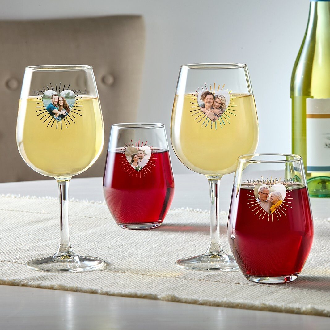 Copa de vino con mensaje fotográfico de corazón estallando