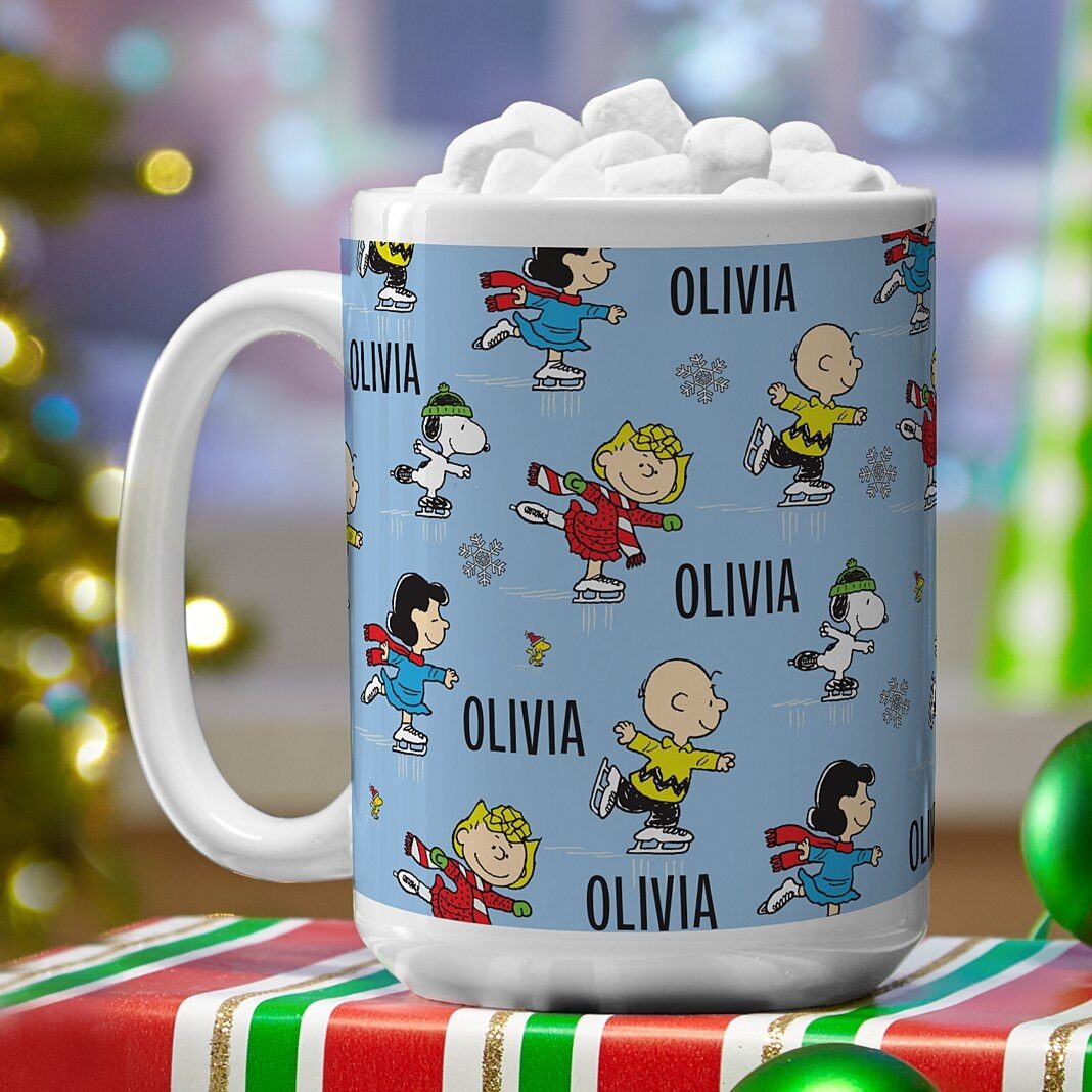 Taza de PEANUTS® con amigos patinando sobre hielo