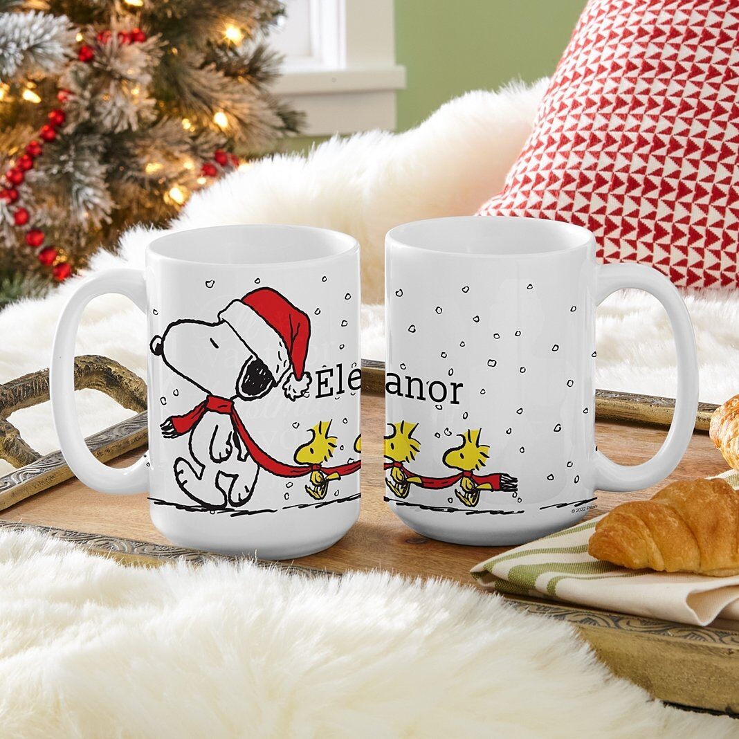 Taza de Snoopy y Woodstock de PEANUTS® en la nieve