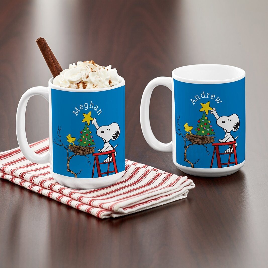 Taza de Snoopy y Woodstock de PEANUTS® podando el árbol