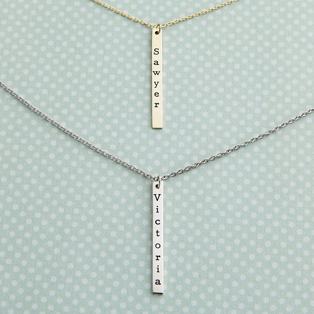 Collar clásico con barra vertical y nombre
