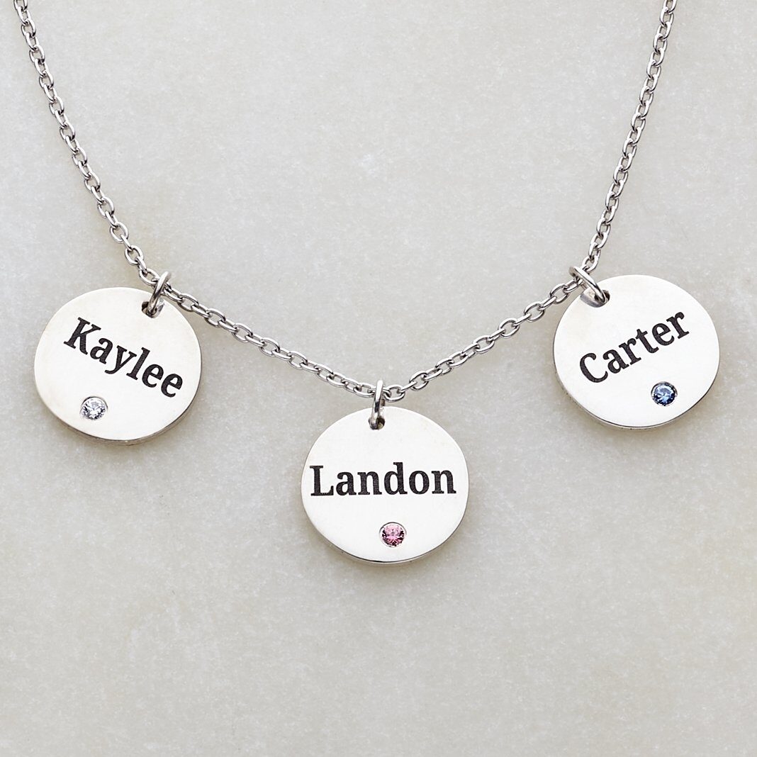 Collar con nombre y piedra de nacimiento de Family Tokens