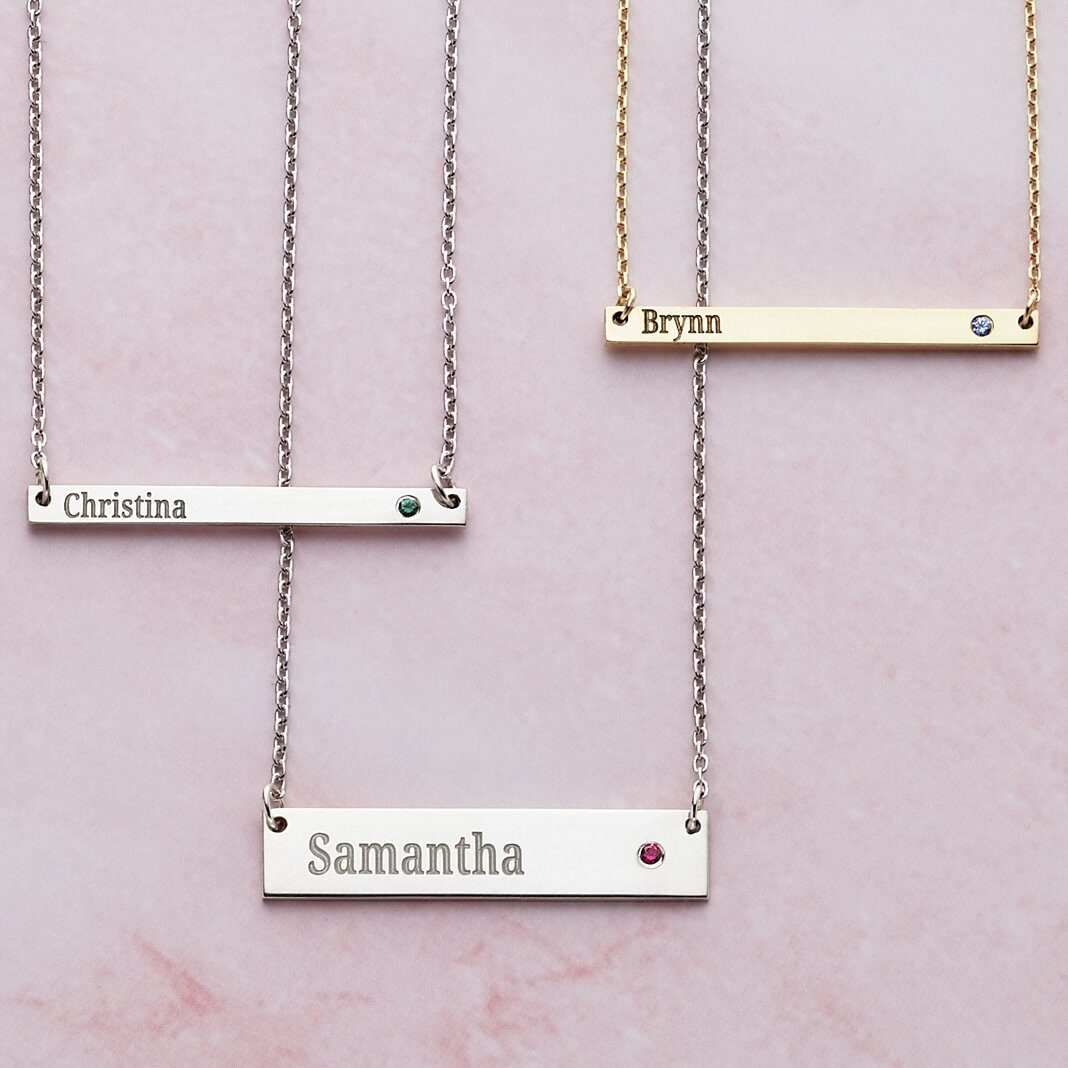 Collar con barra de nombre sofisticado