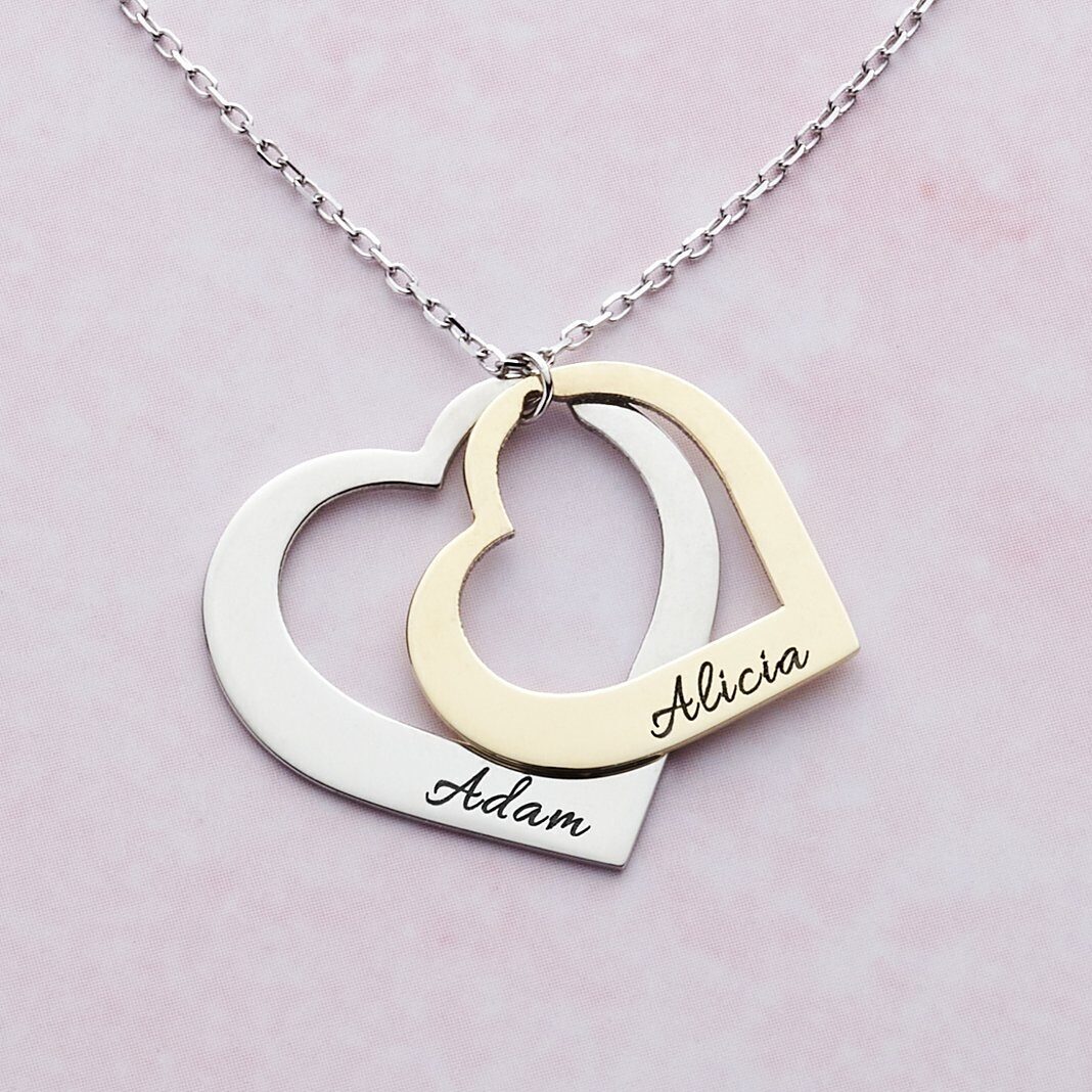 Collar con dos corazones como un solo nombre (oro)