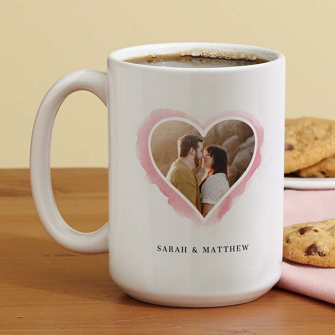 Taza con foto de corazones en acuarela
