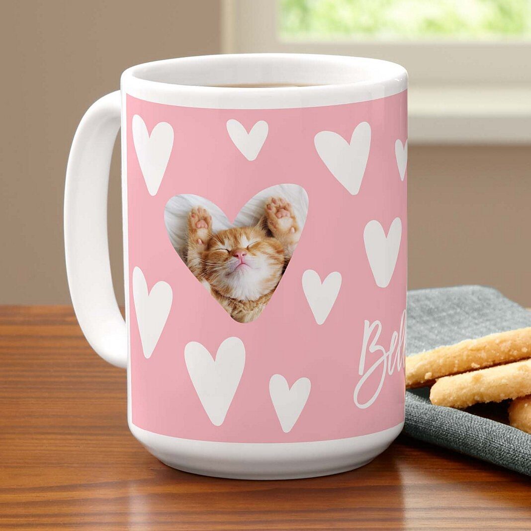 Taza con foto de corazones revoloteando