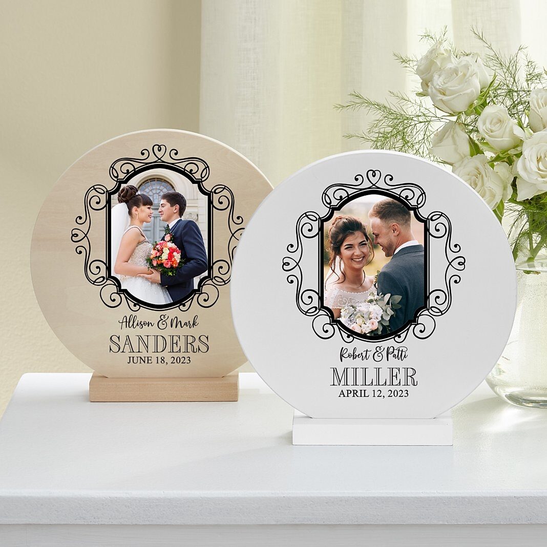 Círculo de madera con foto "Churish Our Love" y soporte.
