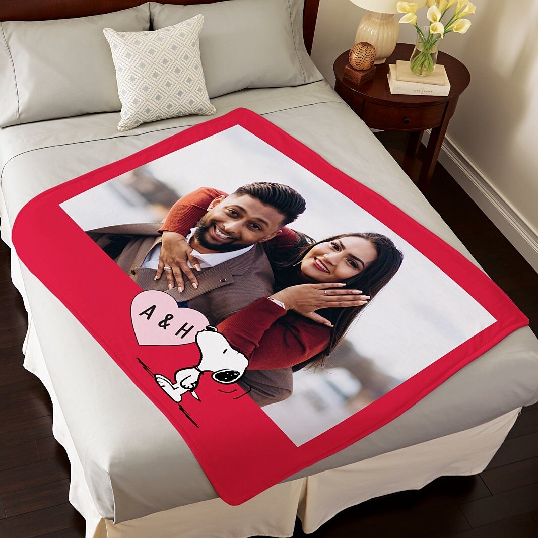 Manta de peluche con foto de las iniciales del corazón de Snoopy™ para San Valentín