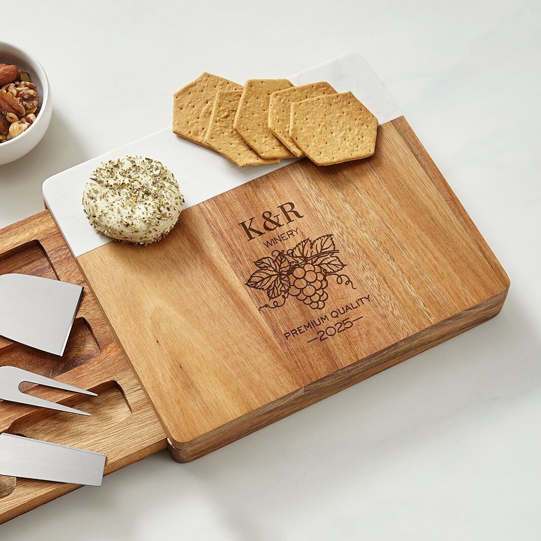 Tabla de quesos de madera y mármol con monograma de viñedo
