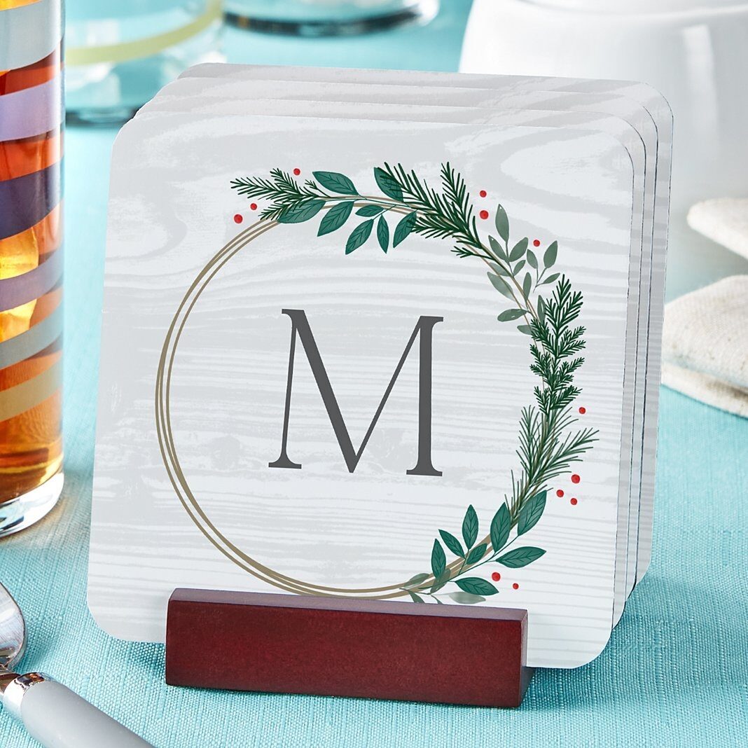 Posavasos iniciales con corona de acebo