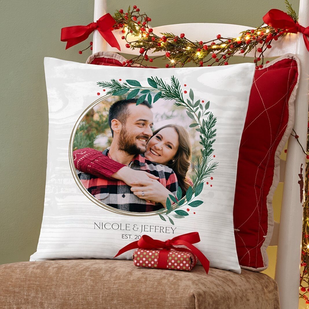 Almohada decorativa con foto de corona de acebo
