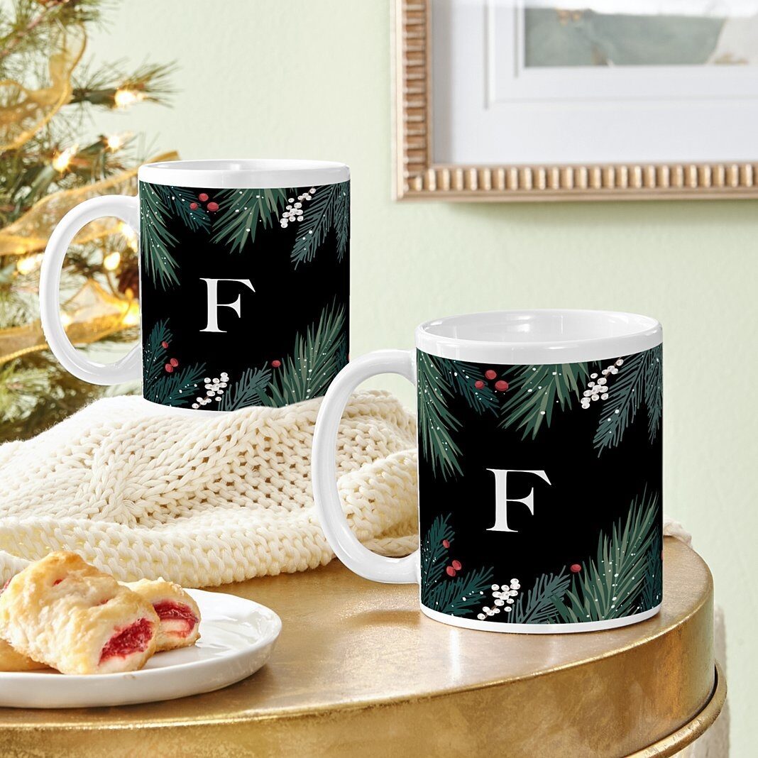 Taza con iniciales de pino y bayas