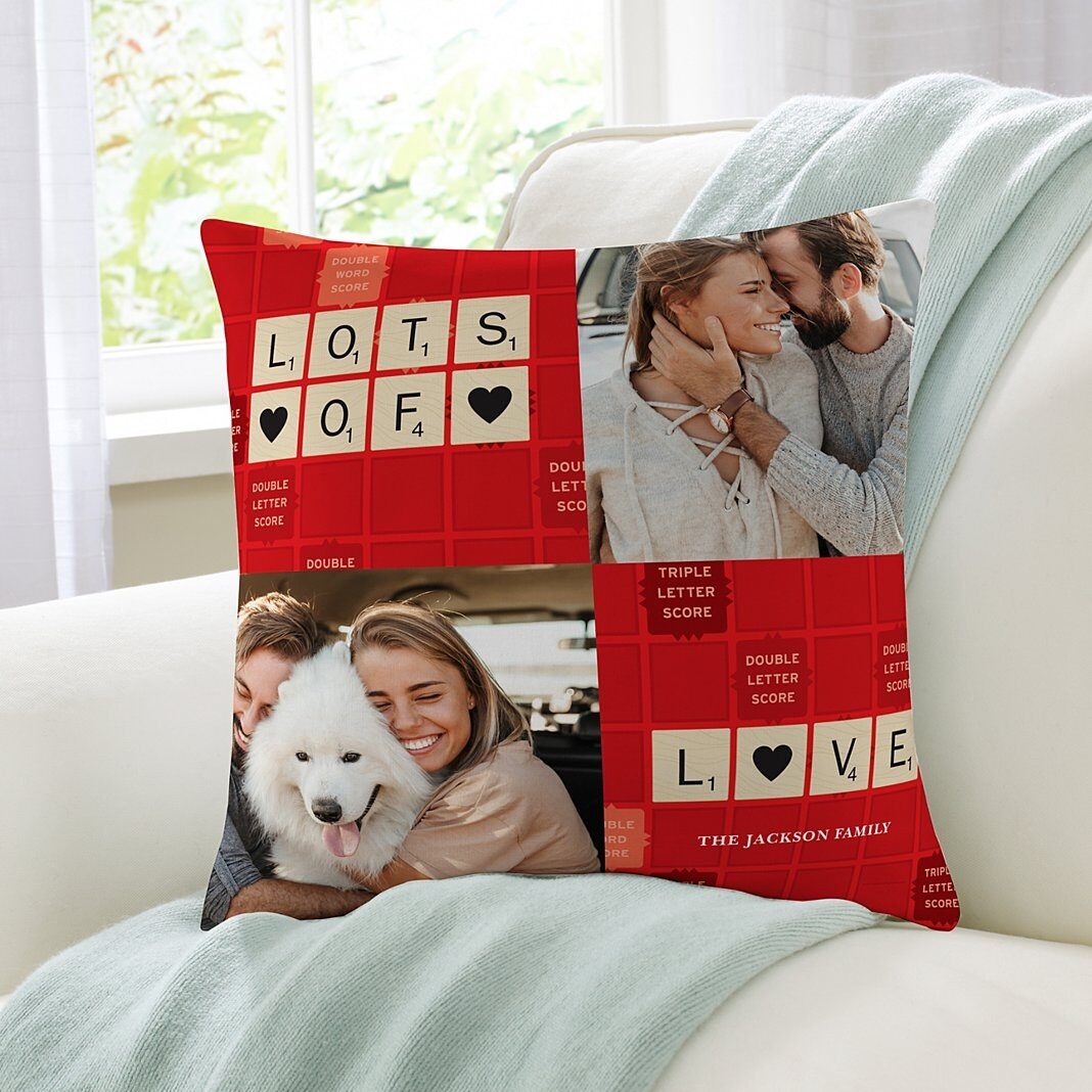 Cojín decorativo con foto "Scrabble® Lots of Love"