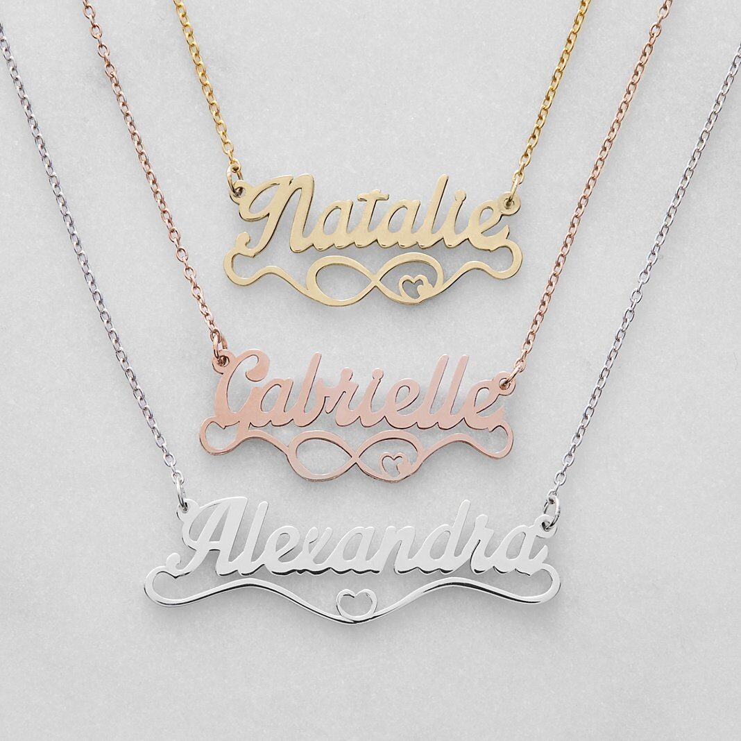 Collar con nombre personalizado "Corazones amorosos"