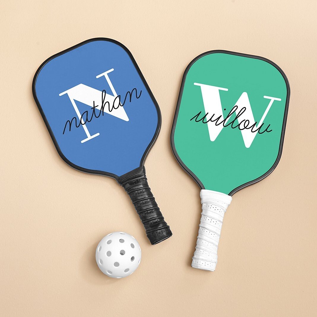 Paleta de Pickleball con iniciales y nombres modernos