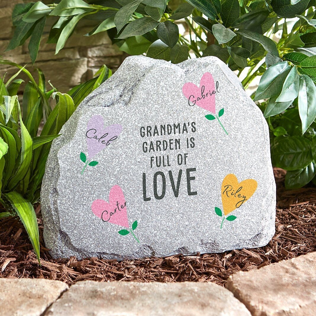 Piedra de jardín en pie llena de amor