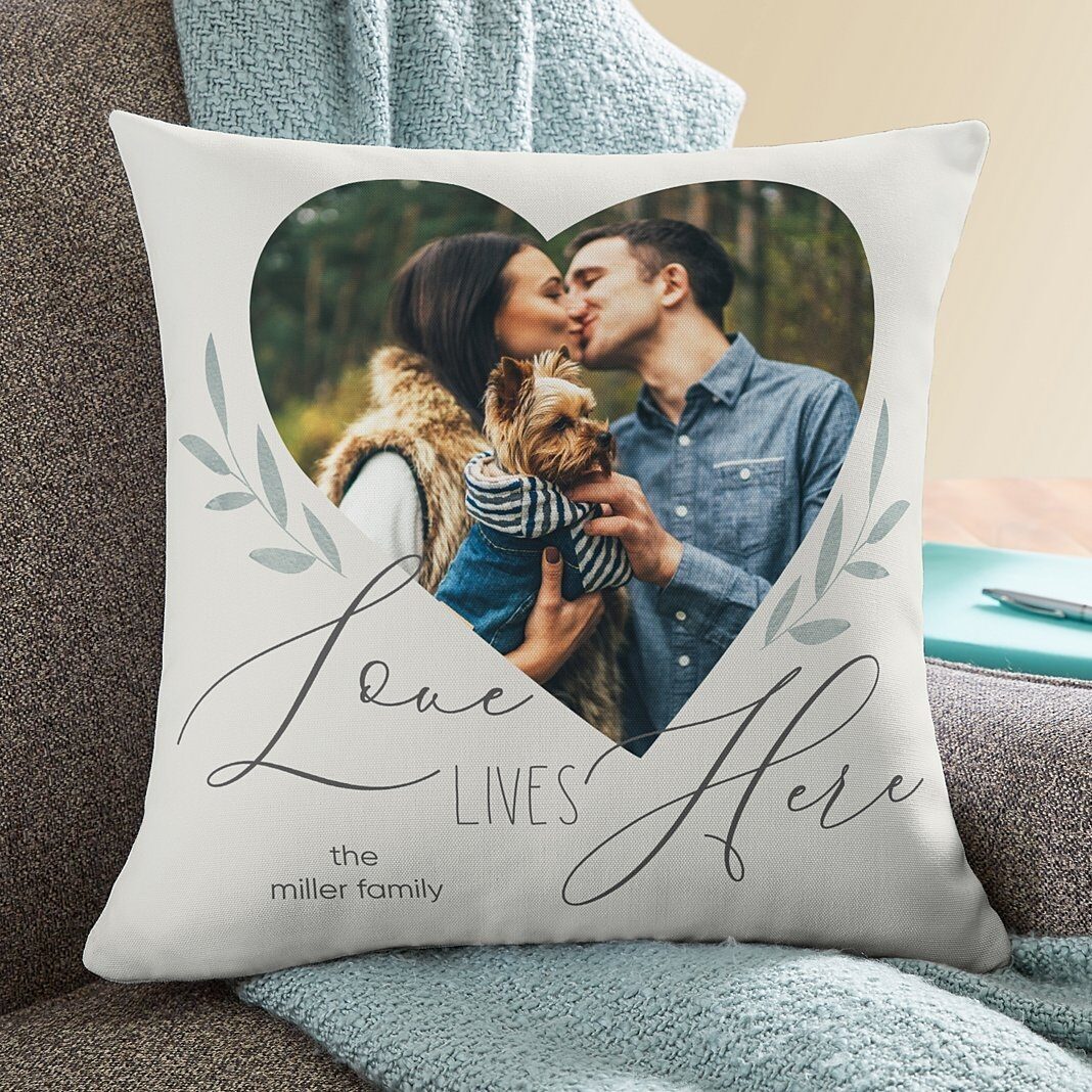 Cojín decorativo con foto "El amor vive aquí"