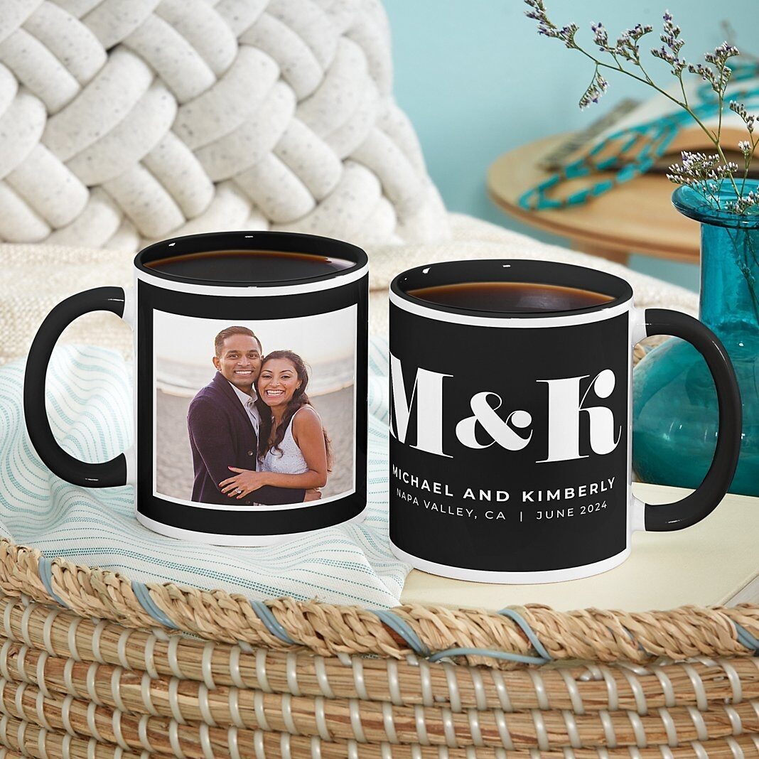 Taza con foto de nuestras iniciales
