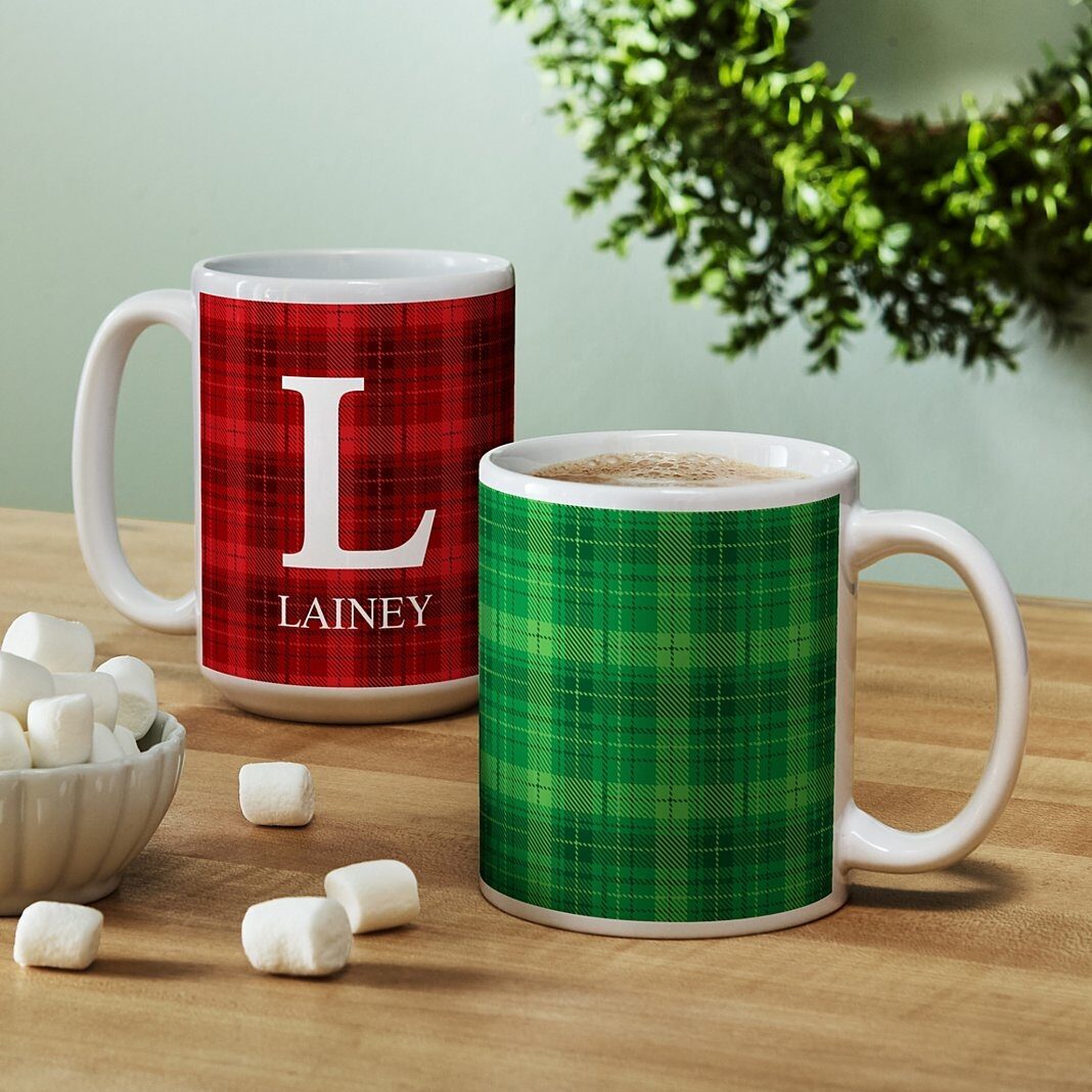Nueva taza con inicial a cuadros