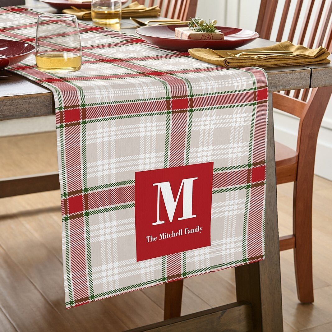 Nuevo y agradable camino de mesa con iniciales a cuadros
