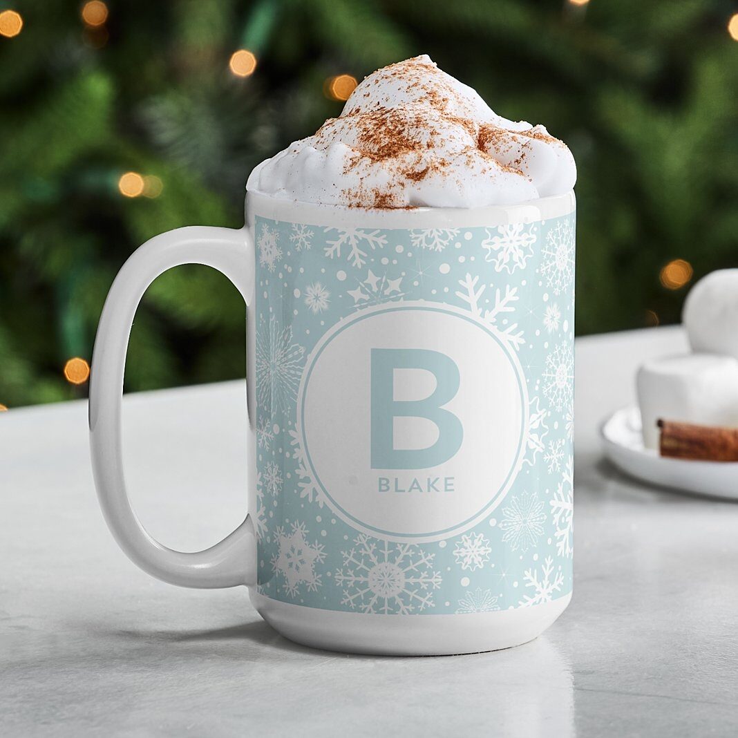 Nueva taza con inicial en forma de círculo de copo de nieve