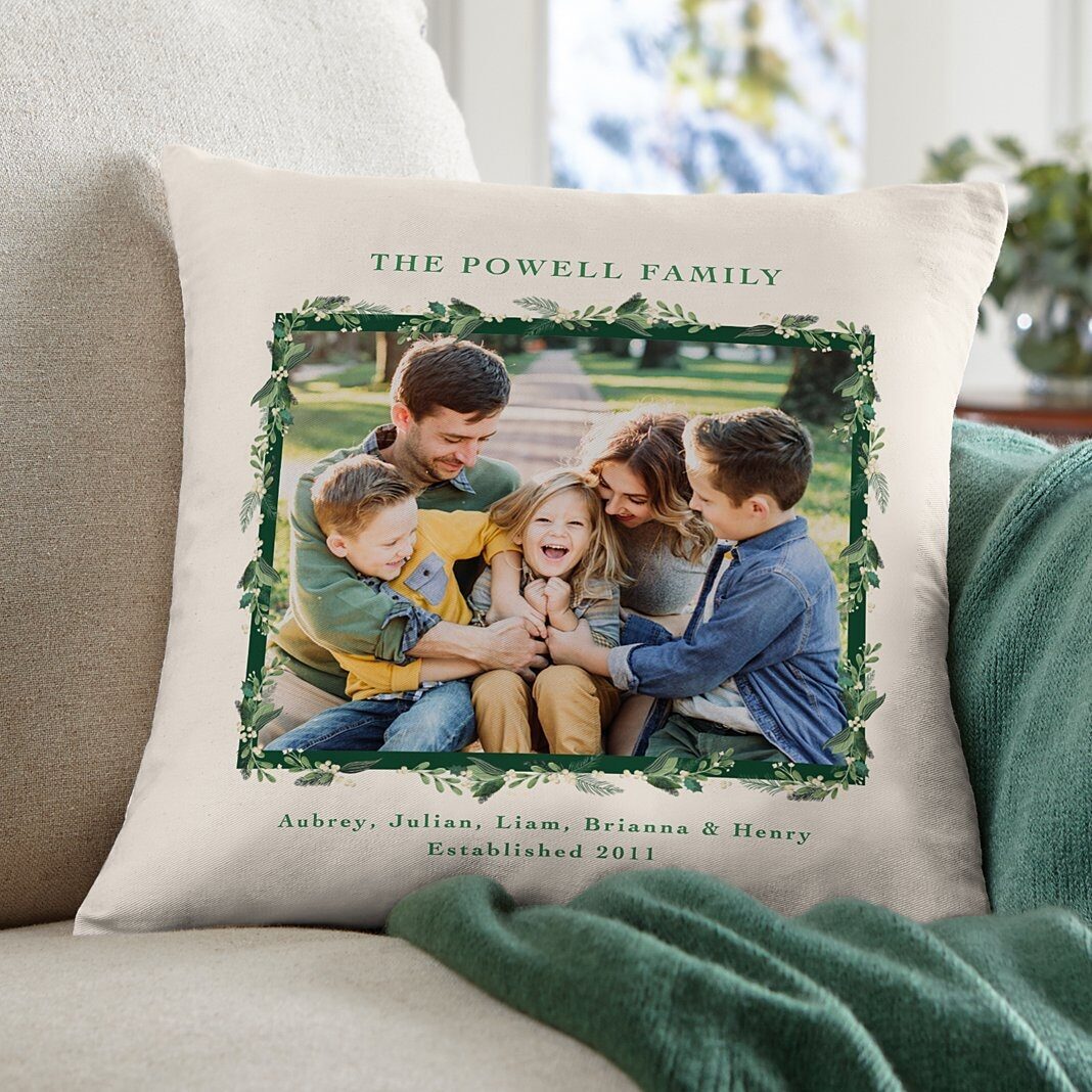 Nueva almohada decorativa con marco de fotos y follaje