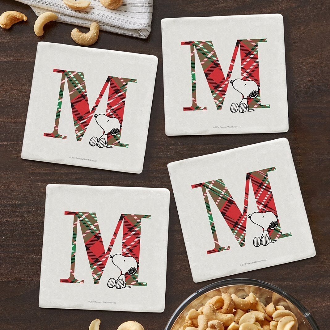 Nuevos posavasos de mármol con iniciales a cuadros de Snoopy de PEANUTS