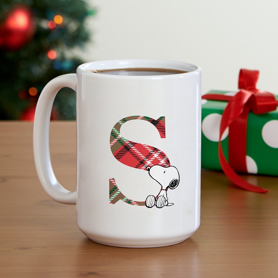 Nueva taza con inicial a cuadros de Snoopy de PEANUTS