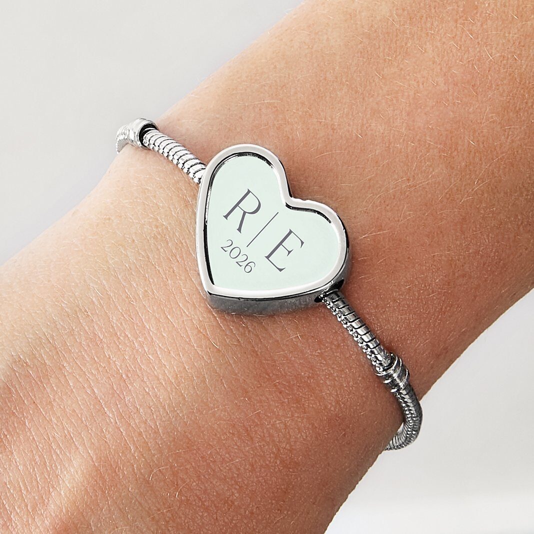 Pulsera moderna con dije de corazón e iniciales