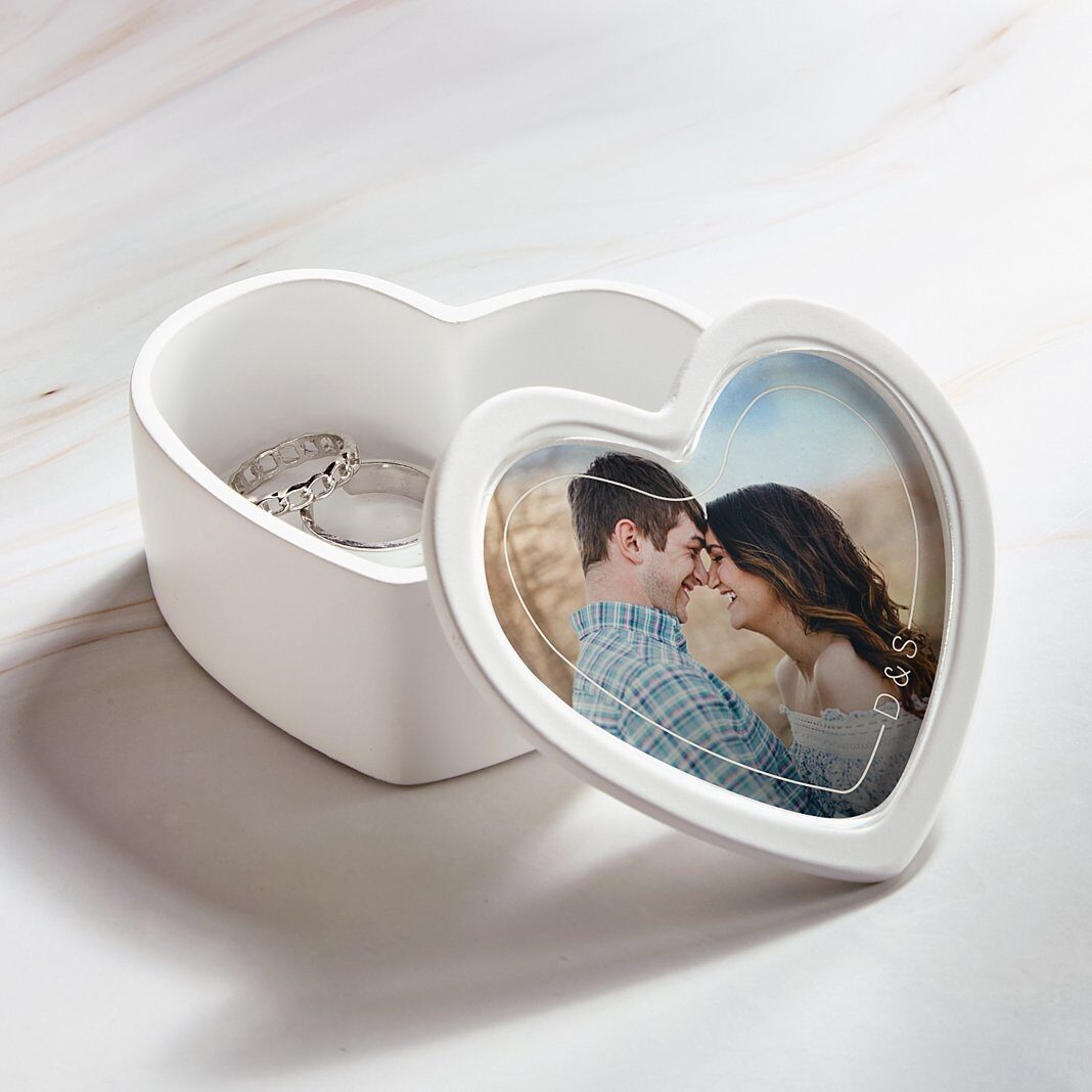 Caja de recuerdos con forma de corazón y nuestras iniciales