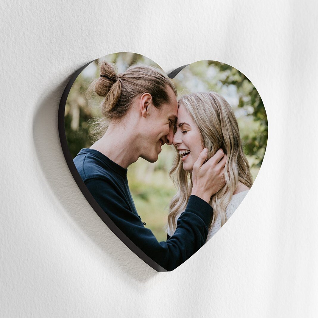 Letrero de pared de madera con forma de corazón y foto perfecta