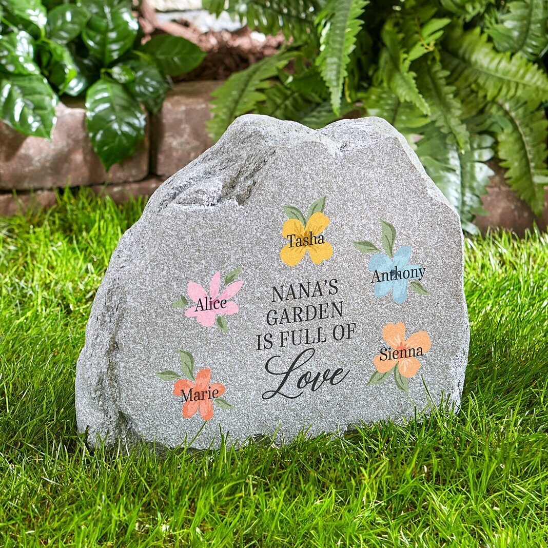 Piedra de jardín en pie con el corazón lleno de amor