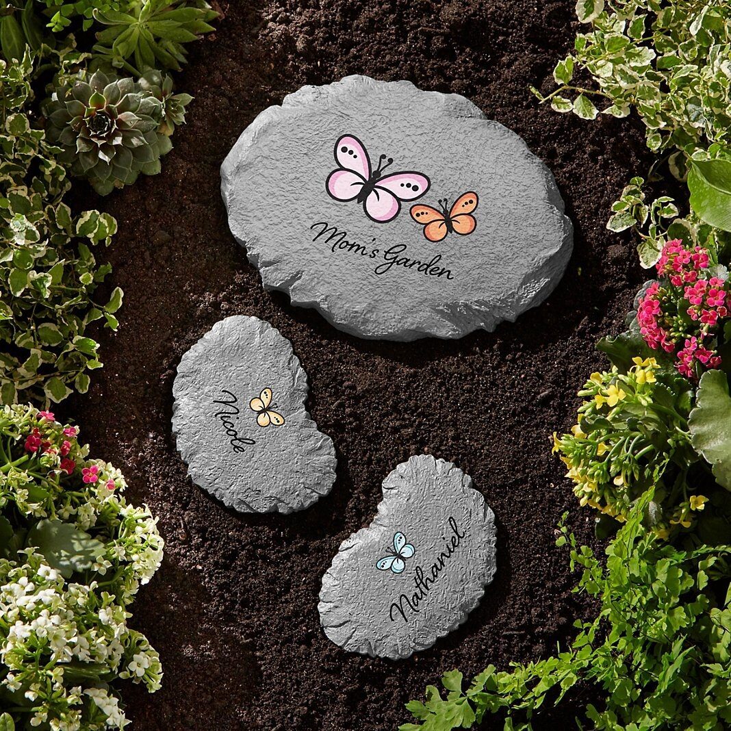 Piedra de jardín de las pequeñas mariposas