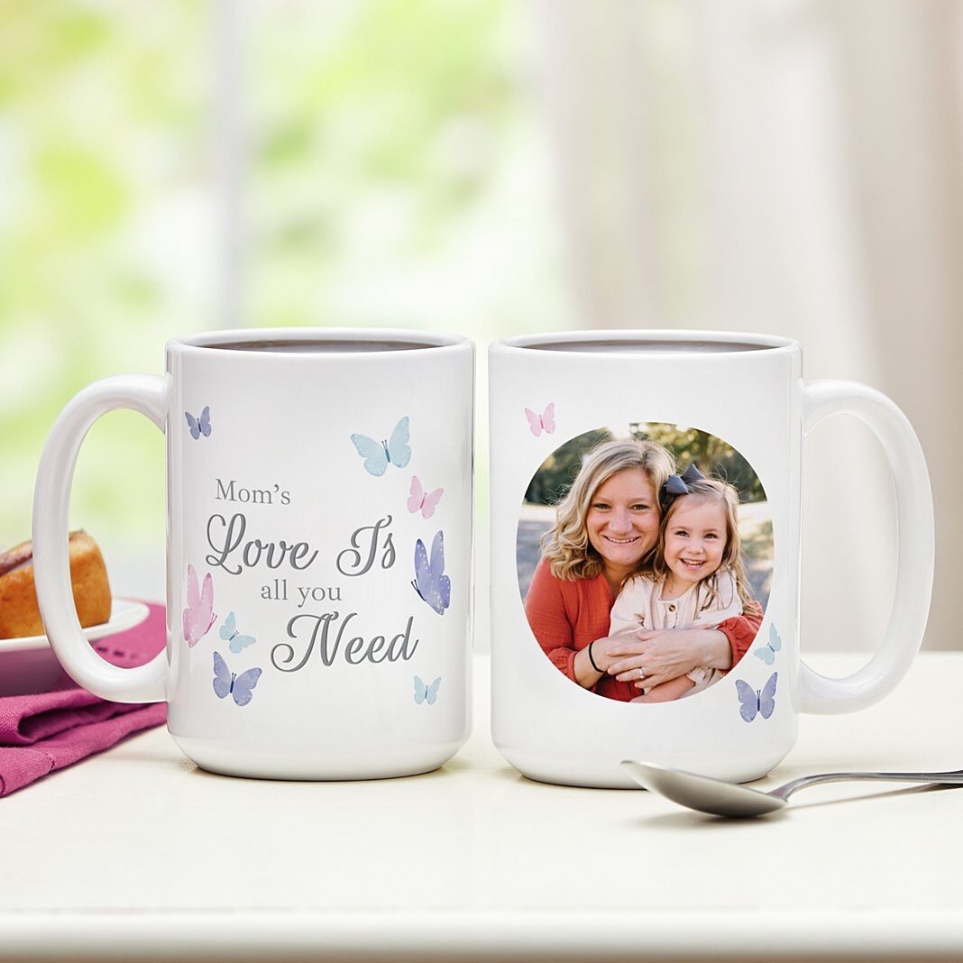 Taza con foto "El amor es todo lo que necesitas" de mariposa