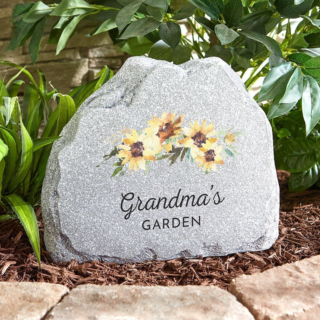 Piedra de jardín floral en pie