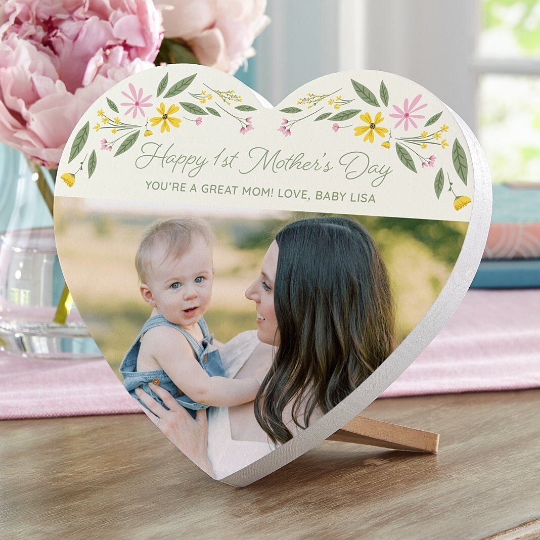 Feliz primer Día de la Madre Corazón de madera con foto floral
