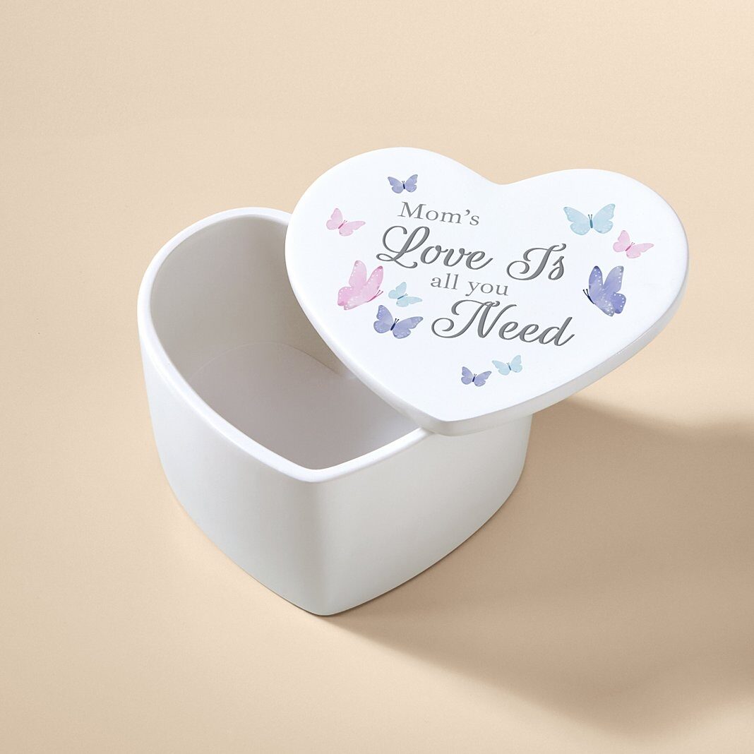 Caja de recuerdos con forma de corazón de mariposa "El amor es todo lo que necesitas"