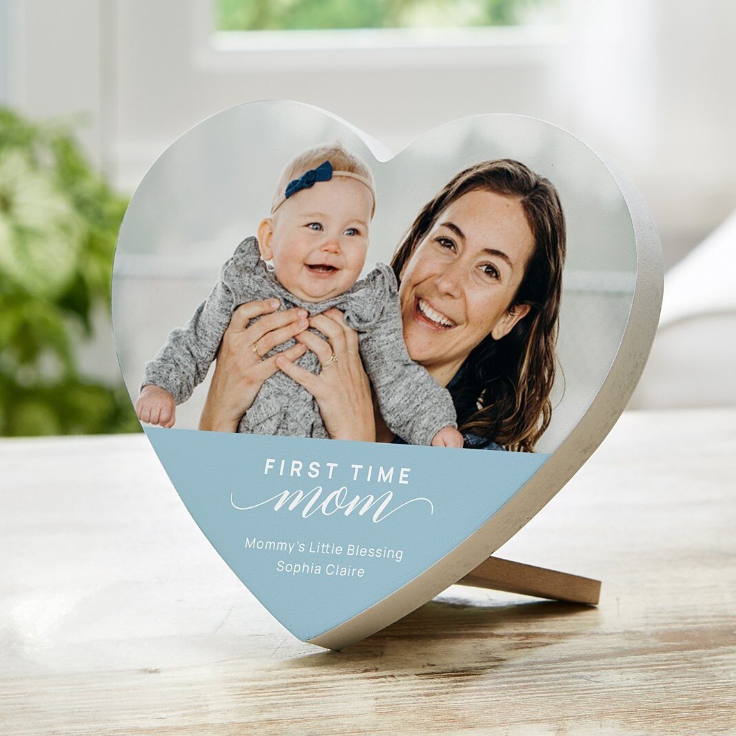 Foto de bendición para mamá primeriza con corazón de madera